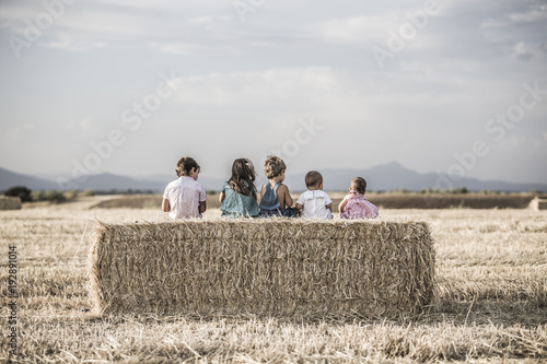 niños en el campo
