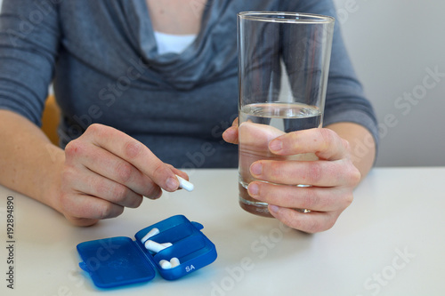 Einnahme von Medikamenten, Tablette mit einem Schluck Wasser