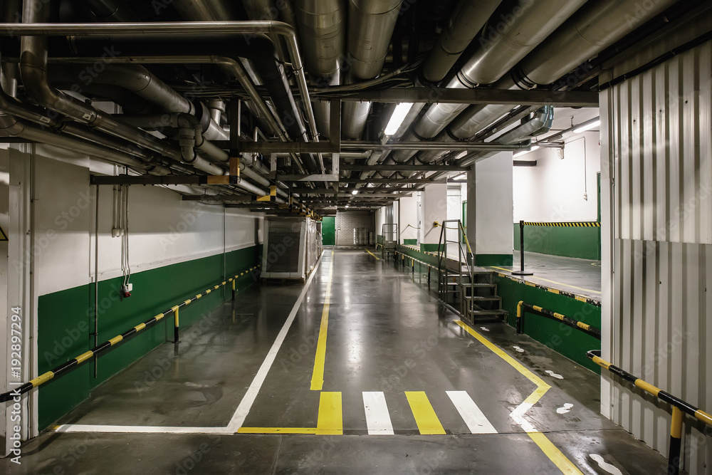 Obraz premium Industrial interior of modern plant with pipeline and corridor