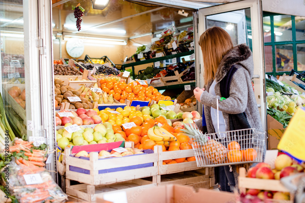 Obraz premium Woman shopping at farmer's market
