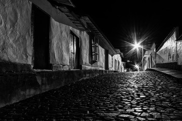 Tuinposter Zwart wit Oud stadje verlicht in de nacht  © rafaelgonzalezv