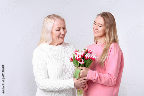Young daughter and mother w...