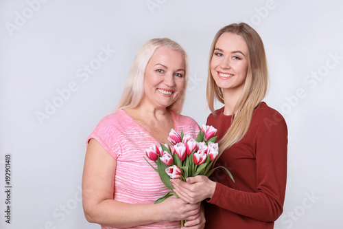 Young daughter and mother w...