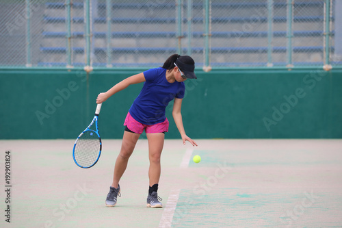 サーブを打つ前のジュニアテニス選手 © DOUBLE BAGEL