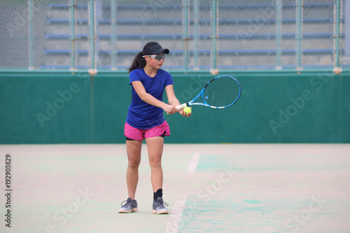 サーブを打つ前のジュニアテニス選手 © DOUBLE BAGEL