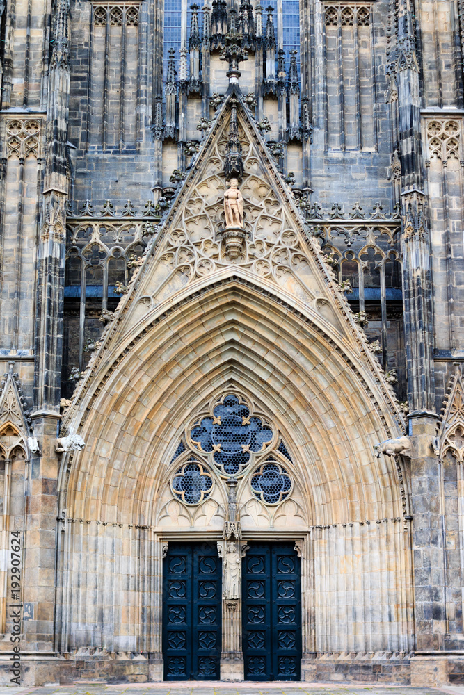 Eingangstür oder Eingangstor zum Dom