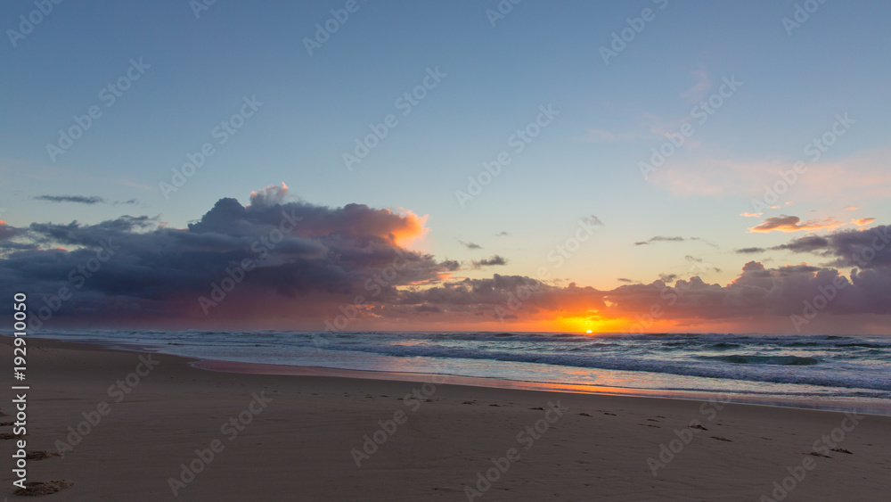 Fototapeta premium Vibrant beach sunrise