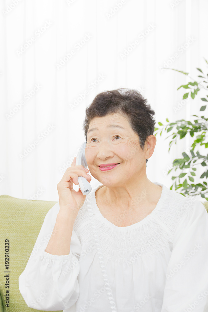 女性 お年寄り 電話 女性 お年寄り 電話
