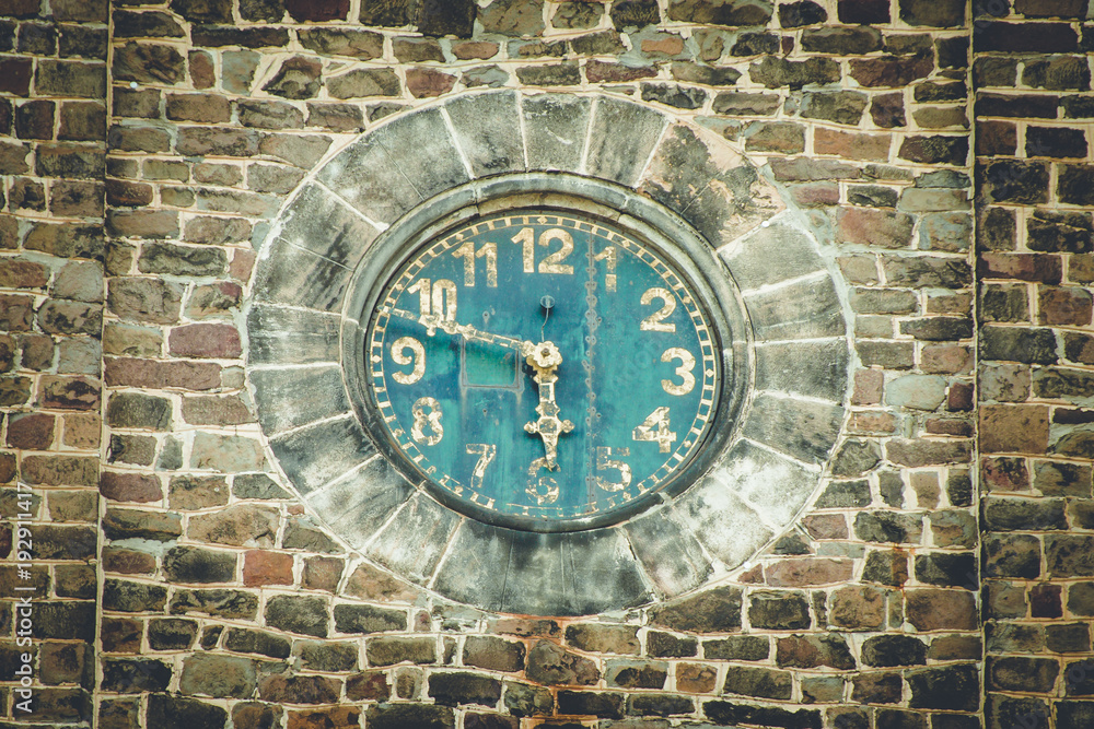 alte große blaue Uhr mit goldenen Ziffern alte große blaue Uhr mit goldenen Ziffern