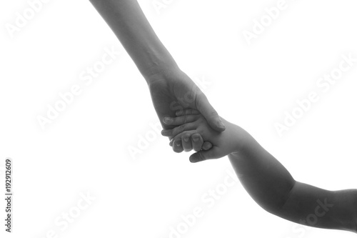 Детские руки держатся друг за друга на белом фоне