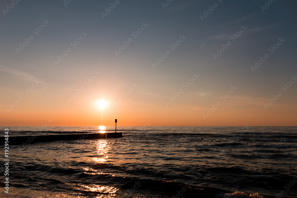 Sonnenaufgang oder Sonnenuntergang am Meer oder Ostsee