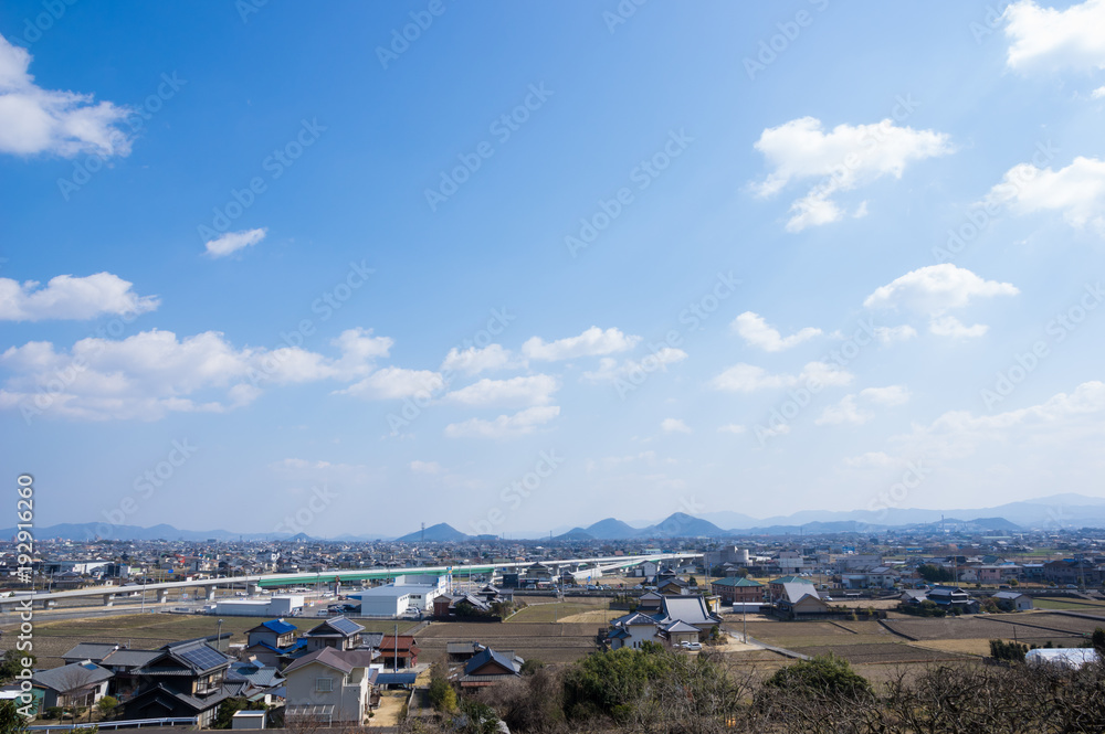 高松空港アクセス道路高架部分と町並み　2018年2月撮影(香川県高松市西山崎町)