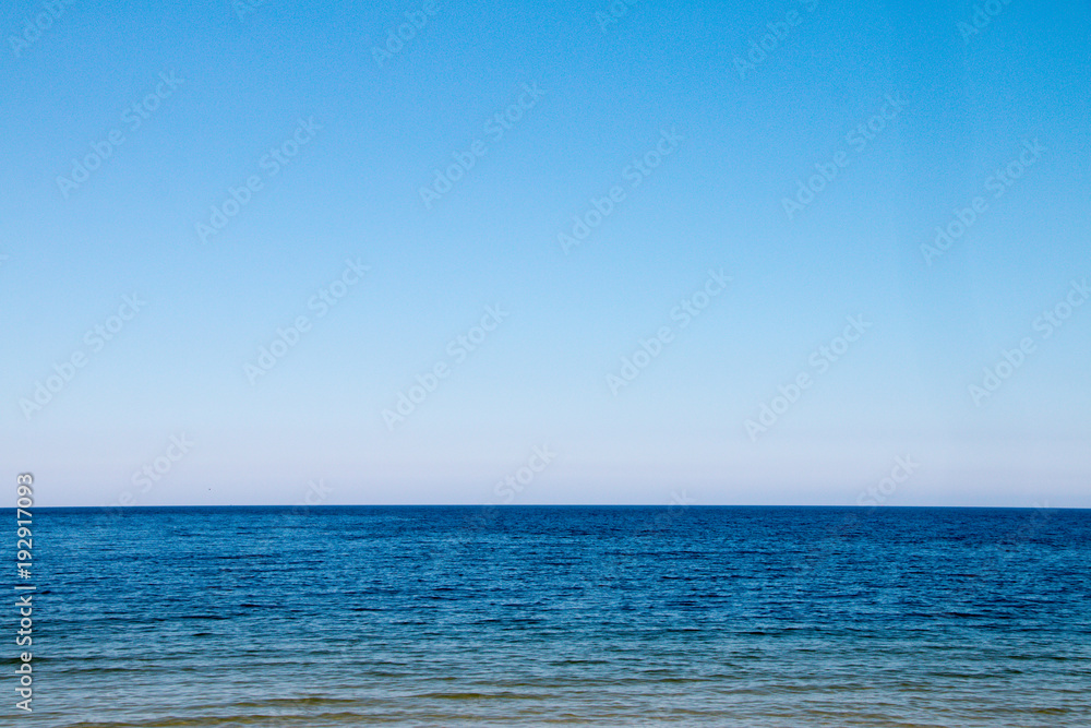 Blaues Meer im Sommer Urlaub Sonne blauer Himmel 