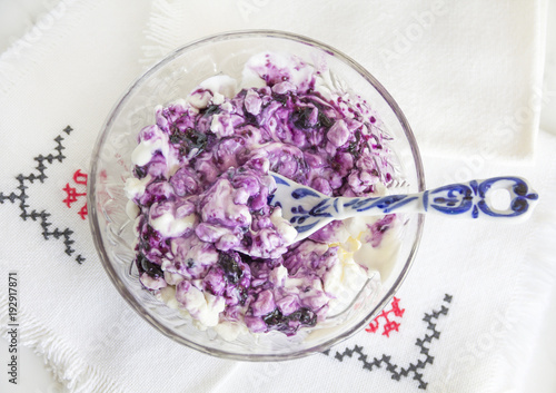 Obraz na płótnie granulated cottage cheese with blueberry jam w salonie