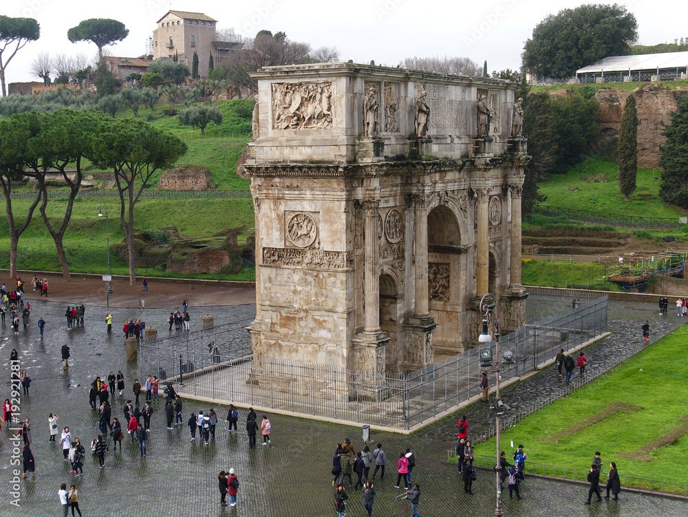Φωτογραφία View of the Arch of Constantine in rainy weather in Rome, Italy
