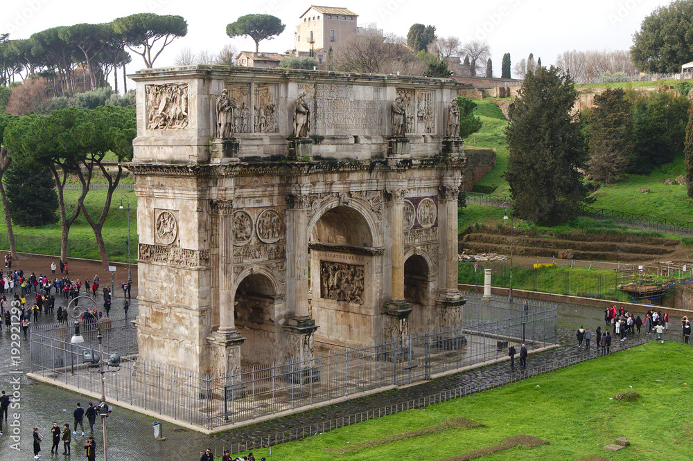 Φωτογραφία View of the Arch of Constantine in rainy day in Rome, Italy
