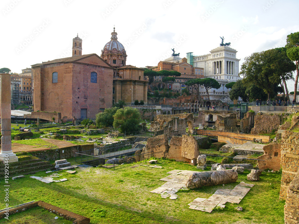 Φωτογραφία View of the Santi Luca e Martina Basilica from the Roman Forum