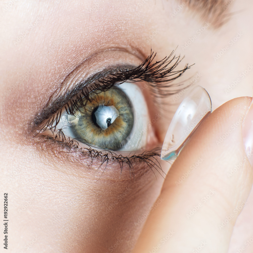 Φωτογραφία Close-up shot of young woman wearing contact lens.