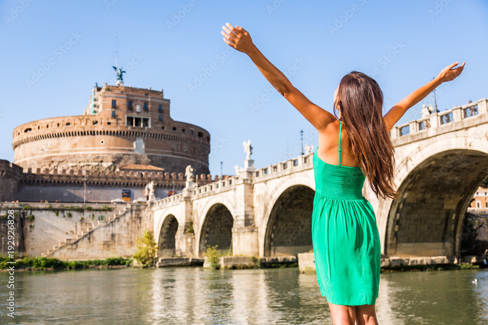 Naklejka premium Rzym podróży turystyczna dziewczyna szczęśliwa z rękami up w wolności przy Castel Sant'Angelo, popularny przyciąganie. Szczęśliwa kobieta zwiedza przy rzymskim kasztelem aniołowie cieszy się wakacje letnich podróżuje w Włochy, Europa.