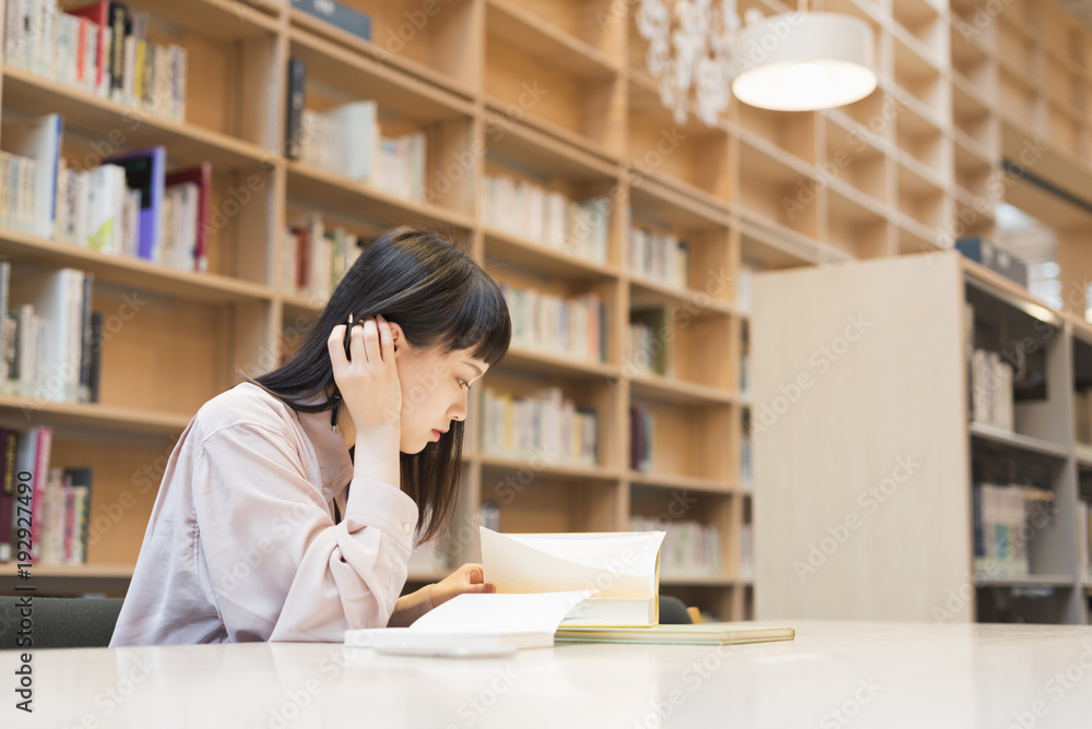 Φωτογραφία 図書館で勉強する 女子大生