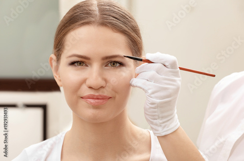 Young woman undergoing eyeb...