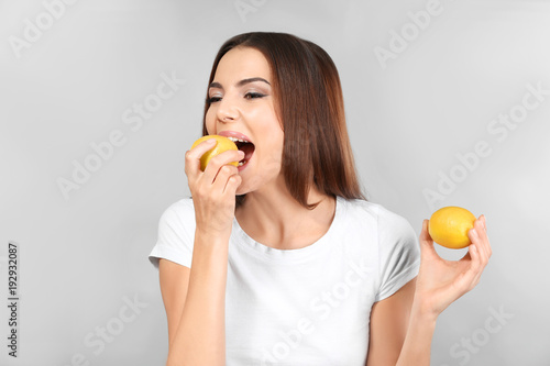 Beautiful young woman eatin...
