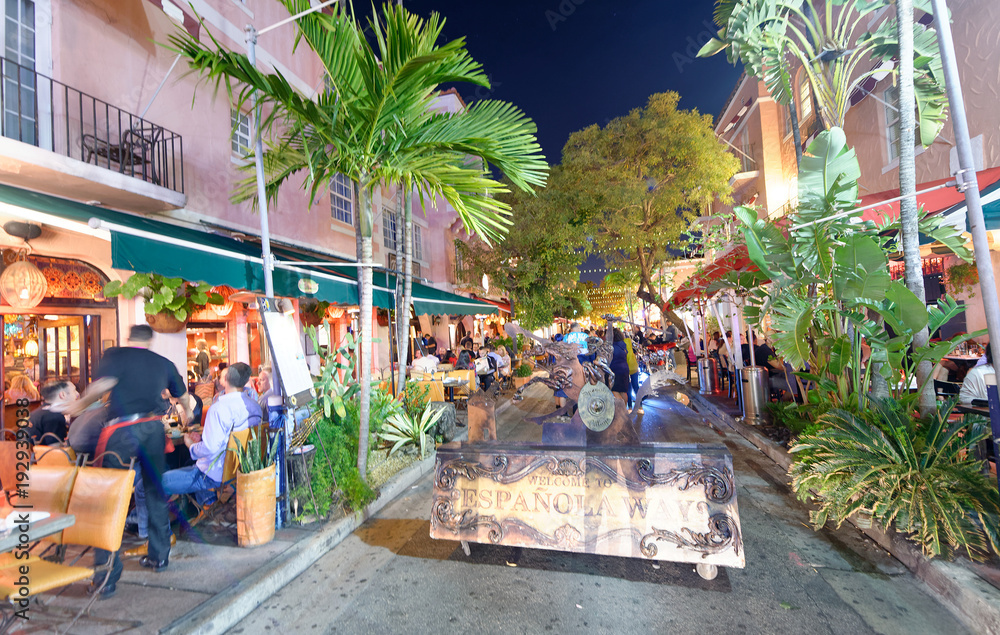Fototapeta premium MIAMI - 25 lutego 2016: Turyści wzdłuż Espanola Way na piękną zimową noc. Miami Beach to słynna atrakcja turystyczna