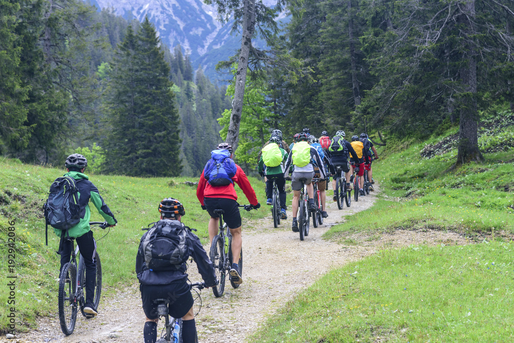 unterwegs mit einer MTB-Gruppe unterwegs mit einer MTB-Gruppe
