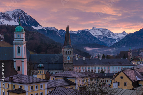 Die Stadt Berchtesgaden im Berchtesgadener Land am Abend im Winter photo