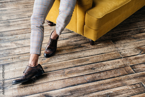 Obraz na plátne cropped view of elegant stylish man in brogue shoes