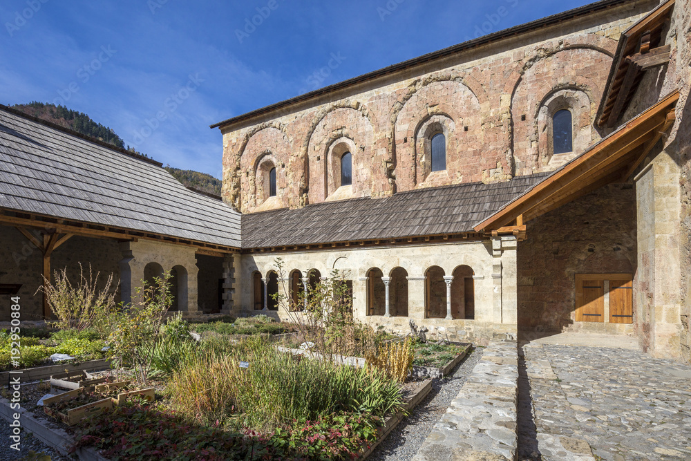 Abbaye Notre-Dame de Boscodon du XIIe siècle d'architecture romane, jardin du cloître, Crots, Hautes-Alpes 