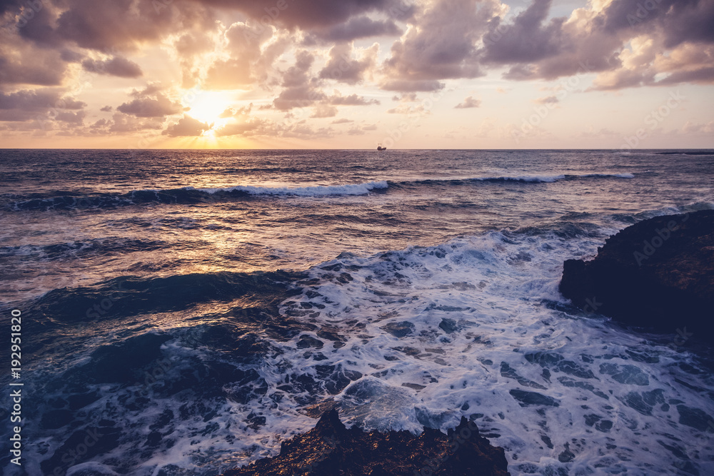 Obraz premium Fantastic stunning colorful sunset by the sea, waves and sunlight