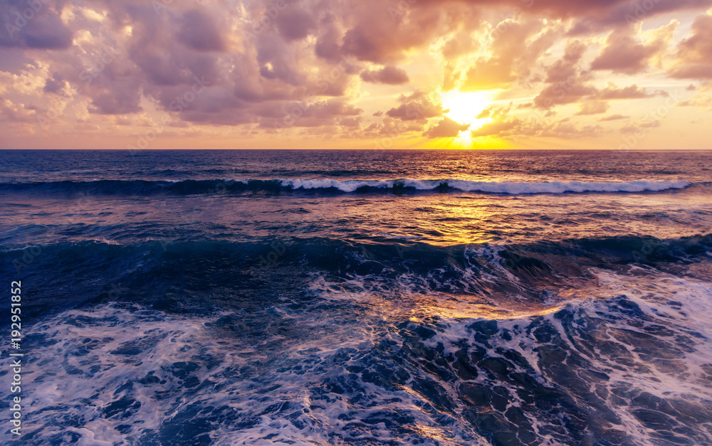 Obraz premium Fantastic stunning colorful sunset by the sea, waves and sunlight