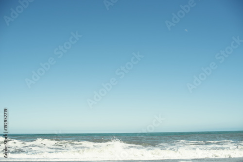 Fototapeta Naklejka Na Ścianę i Meble -  Paisaje de playa minimalista con un amplio cielo azul.