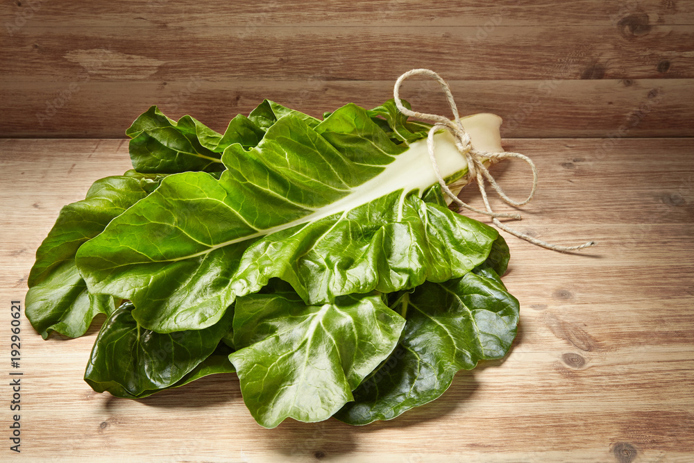 Mazzo di verdure bietole su tavolo da cucina in legno Mazzo di verdure bietole su tavolo da cucina in legno