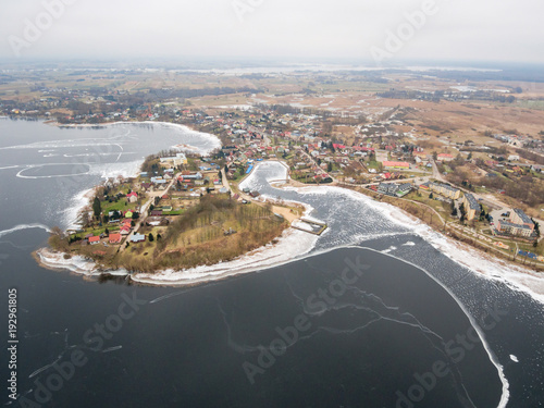 Widok z lotu ptaka na Jezioro Rajgrodzkie oraz Rajgród, Polska