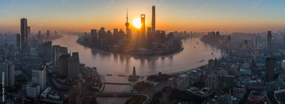 Fototapeta premium Panoramiczny widok na panoramę Szanghaju o wschodzie słońca. Dzielnica finansowa Lujiazui. Chiny.