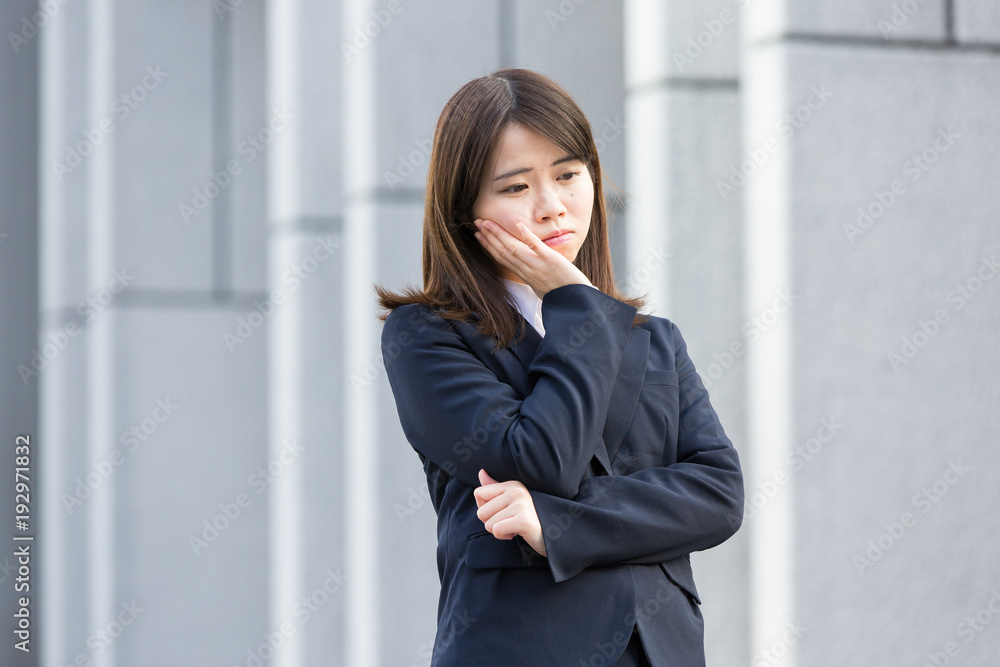 新社会人・スーツ姿の若い女性