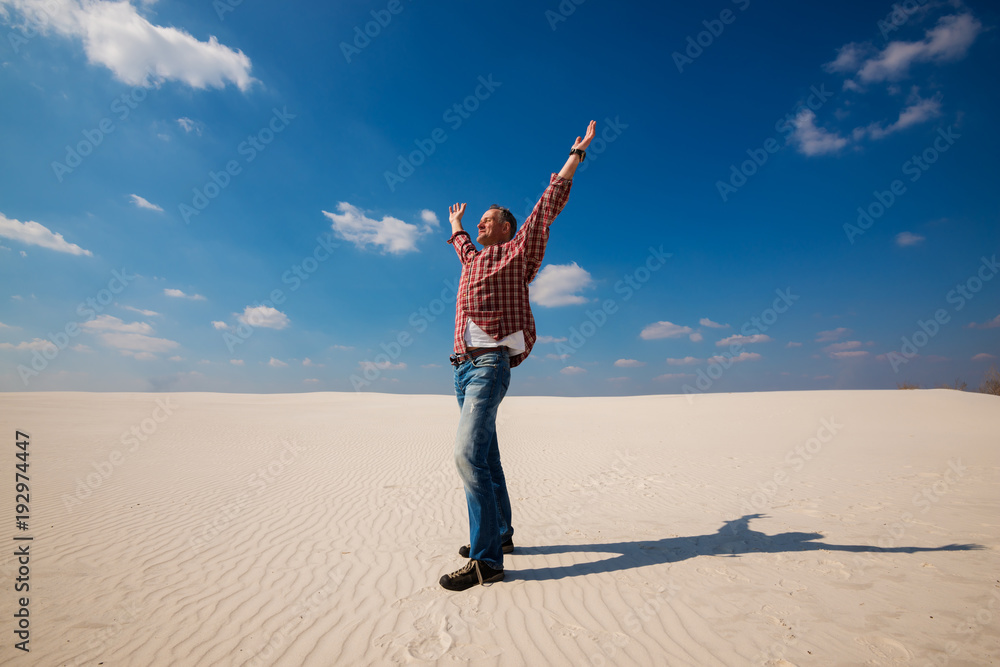 Plakat Joyful tourist, man is enjoying traveling in the desert