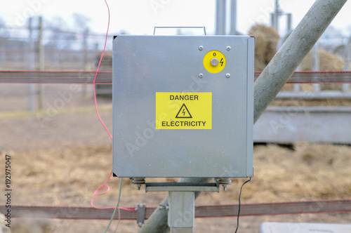 Weidezaun elektro anlage pferde koppel warnschild photo