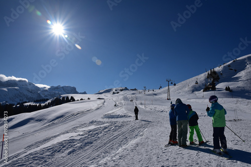 Pistes de ski ensoleillées à Lenk dans l'Oberland bernois en Suisse