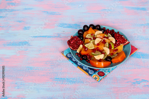 Fototapeta Naklejka Na Ścianę i Meble -  фруктовый летний салат, полезная еда, красивые фрукты на тарелке