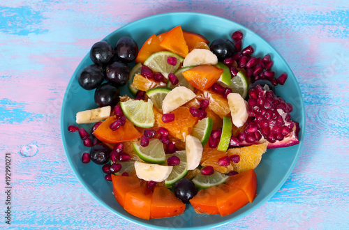 фруктовый летний салат, полезная еда, красивые фрукты на тарелке