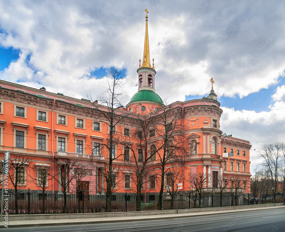 Obraz premium The building of the Mikhailovsky Castle from Sadovaya Street in St. Petersburg, Russia