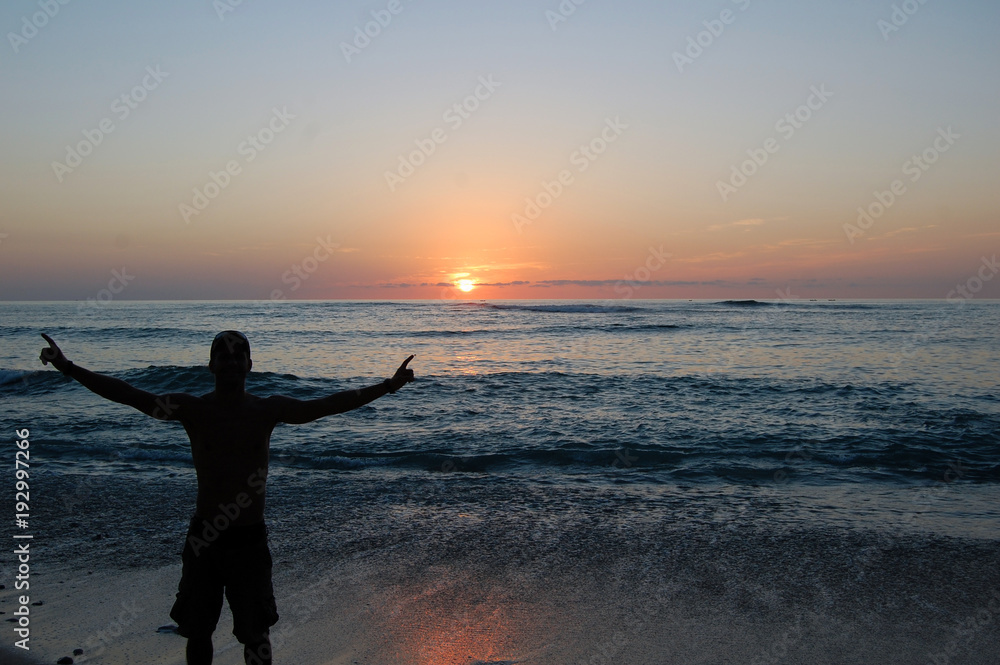 contre jour coucher de soleil homme sur la mer