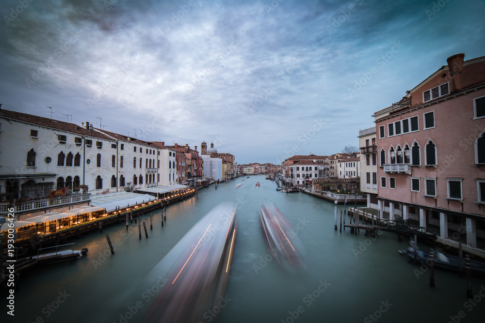 Ponte degli Scalzi, barche in movimento, Venezia