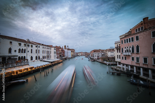 Ponte degli Scalzi, barche in movimento, Venezia