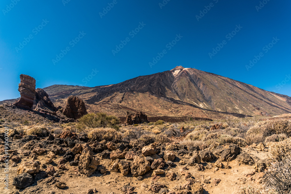 Fingerfelsen Roque Cinchado am Fuße des Vulkan Teide (im Hintergrund) auf Teneriffa