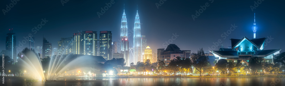 Naklejka premium Nocny widok na panoramę Kuala Lumpur