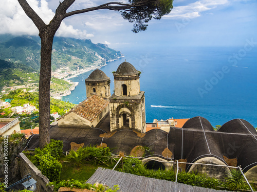 Ausblick auf Küste und Meer mit Pinie und Kirche Chiesa Dell'Annunziata, Ravello, Provinz Salerno, Halbinsel von Sorrent, Amalfiküste, Kampanien, Italien photo